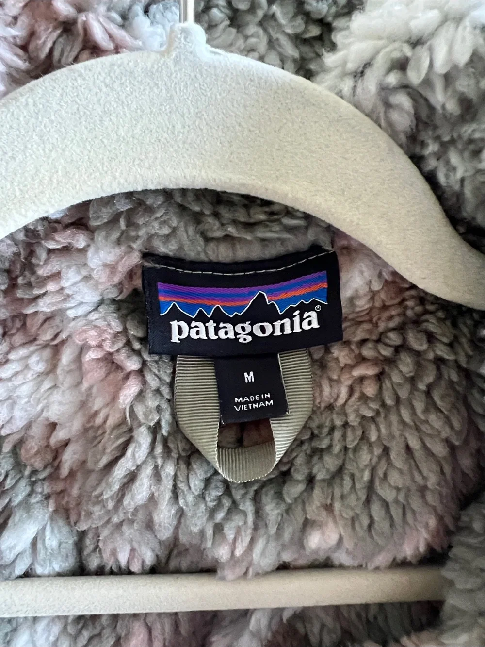 Patagonia Olive Green, Pink and Cream Fleece Pullover Jacket - Picture 2 of 6